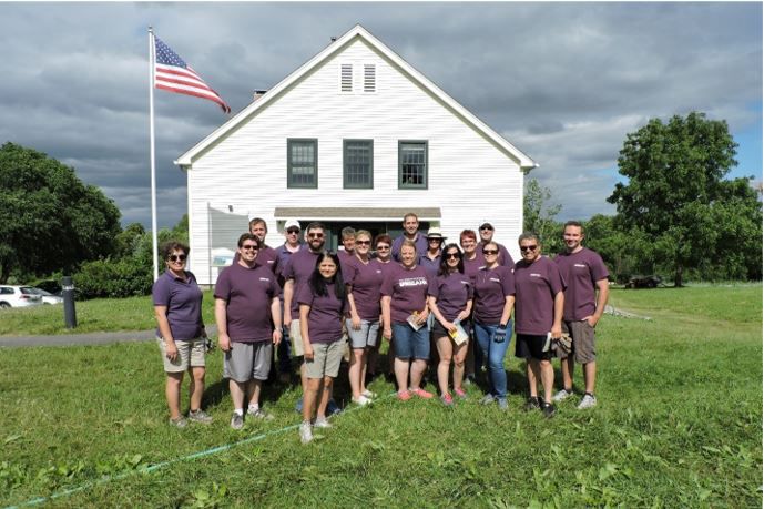 UniBank employees volunteering